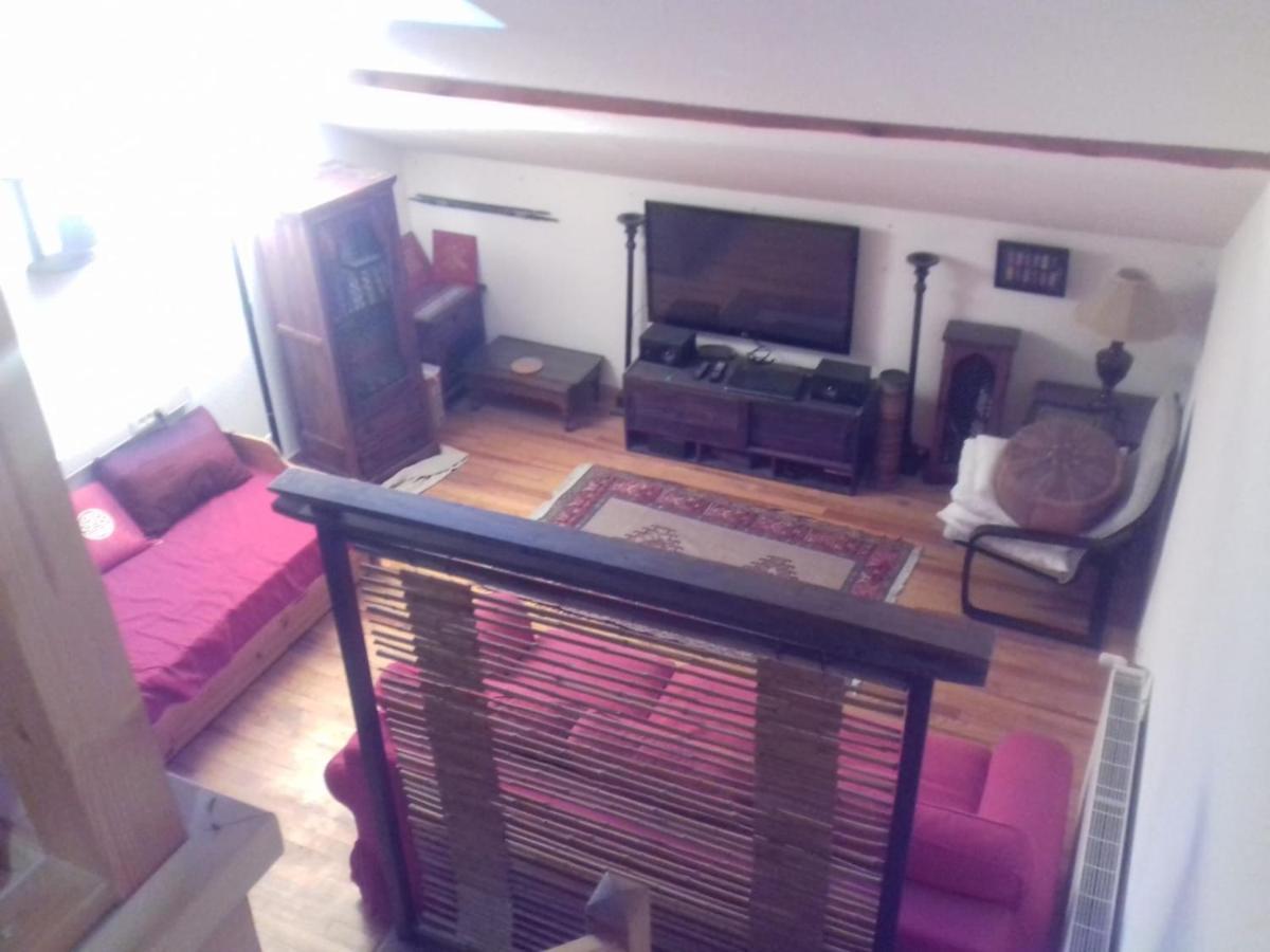 En Loft 50m2 Dans Maison Avec En Mezzanine Et Canapes Lits Dans Salon Apartment